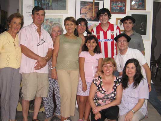 Participantes del Campeonato de Mus, entre ellos, los ganadores Ángel Maisón y Martín Duhau – que lucen las txapelas donadas por Marcela Balbi Mutuverria--. En la imagen también Matías Marco y Maricarmen Itcea, que se hicieron con el 2º puesto