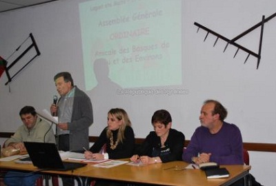 El presidente Jean Pierre Urrutia en un momento de la Asamblea General de la Euskal Etxea de Pau (foto SAgostini)