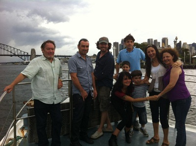 Un grupo de socios de Gure Txoko posan en un momento del viaje por la espectacular Bahía de Sydney (foto SydneyEE)