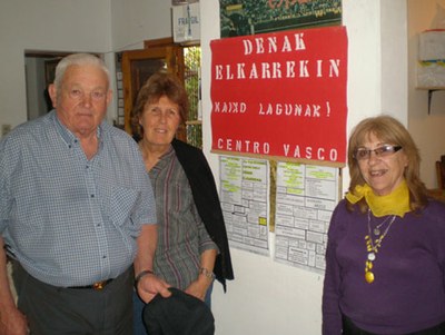 Juana Isabel Errazquin (a la derecha) preside desde el pasado fin de semana el CV Denak Elkarrekin de Coronel Dorrego (foto EuskalKultura.com)