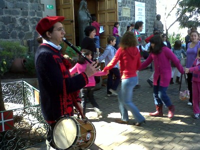 Imagen de la convocatoria del Aberri Eguna 2011 en la Plaza Vasca (Eusko Enparantza) del Cerro San Cristóbal de Santiago de Chile, con romería a cargo del txistulari Angel 'Gotzon' Espinosa (foto Gure Etorkia)