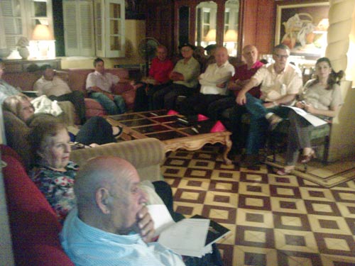 Integrantes del Centro Vasco de Asunción atendiendo la exposición sobre el balance de la entidad del ejercicio 2010 proporcionado el pasado año por el presidente de la entidad, Galo Egüez.