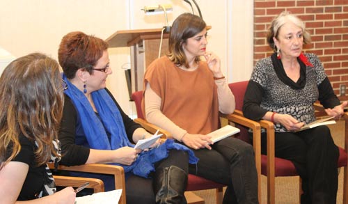 De izquierda a derecha, Estibalitz Ezkerra (vuelta), Mari Jose Olaziregi, Eider Rodriguez y Arantxa Urretabizkaia, en el acto de ayer en la Universidad de Illinois