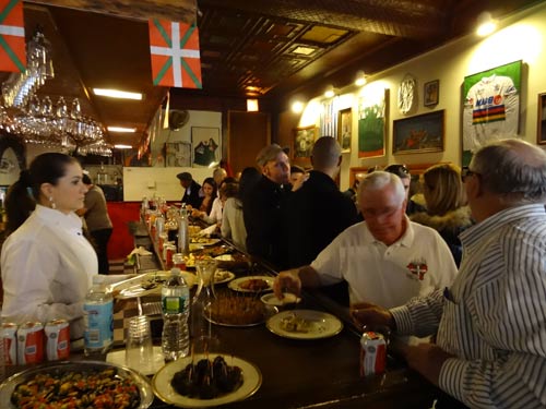 Barra de pintxos del Centro Vasco de Nueva York durante Aberri Eguna 2012. La jornada se inició con una misa en euskera celebrada por el obispo local Josu Iriondo, seguida de un ágape, lectura de nota institucional, cena y baile (foto EuskalKultura.com)