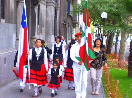 Los dantzaris y abanderados de 'Itxaropen Gaztea' camino a la misa de Aberri Eguna en el convento de las Reverandas Madres Agustinas, acompañados por Berriketari (foto gentileza de Berriketari)