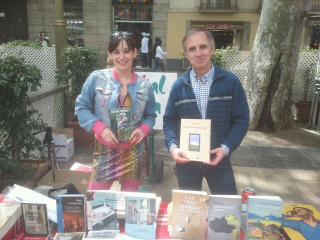 La periodista Itziar Ziga y el escritor Xamar, autor de "Orhipean", estuvieron firmando ejemplares en el stand de Euskal Etxea en Las Ramblas, en el Día del Libro (foto BCNEE)