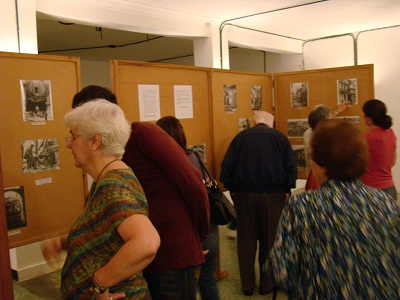 Visitantes observando las fotografías y testimonios que componen la exposición "1937. Euzkadi bajo las bombas", en Eusko Etxea de Caracas, Venezuela (foto CaracasEE)