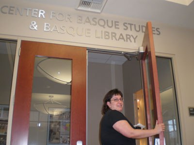 La responsable de la oficina del CBS de Reno, Kate Camino, en la puerta de entrada al Center For Basque Studies de la Universidad de Nevada-Reno (foto EuskalKultura.com)