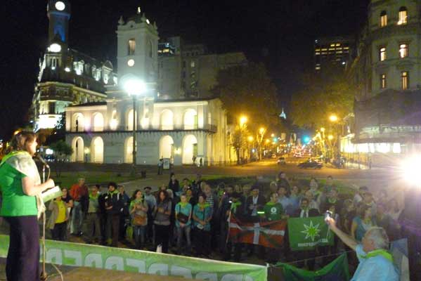 Los seguidores de la red 'Independentistak' se reunión el 10 de abril frente al cabildo de Buenos Aires (foto EuskalKultura.com)