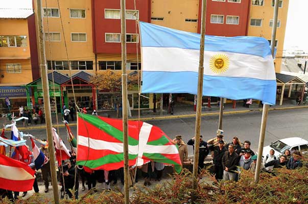 Los vascos de Bariloche celebraron el Aberri Eguna con todos los honores en el Paseo de las Colectividades (foto Alejandra Bartoliche)
