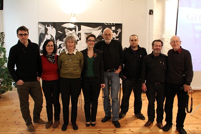 Miembros de la directiva de la Euskal Etxea de Berlín junto a historiadores, cineastas y expertos que participaron en la inauguración de la exposición (foto Helena Falabino)