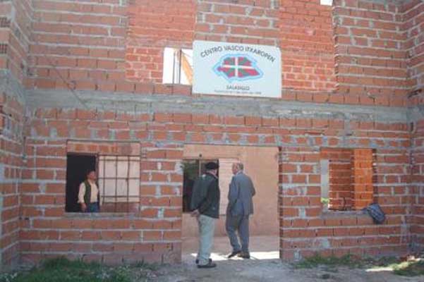 Imagen de la sede en construcción del centro vasco Itxaropen de Saladillo (foto Diario Saladillo)