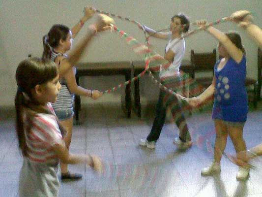 Las dantzaris más jovencitas del Lagun Onak pergaminense (fotoEE)