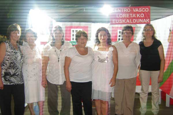 Comisión Directiva del Loretako Euskaldunak en la Feria de Colectividades. De izquierda a derecha: Mirta Arrambide, Elsa Jaca, Mónica Arrazubieta, Susana Echeverría, Graciana Goicoechandia, Luisa Andraca y Ana Giurlani (foto EE)