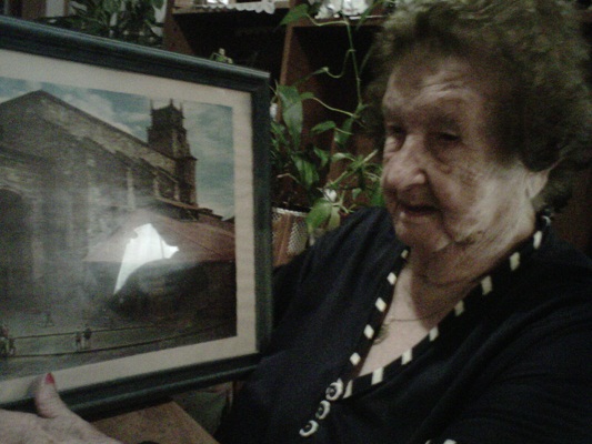 María Luisa Irazabal con una foto de la iglesia de Durango (foto Teresa de Zavaleta)