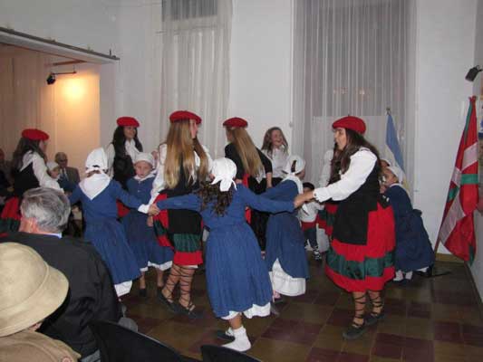 Las dantzaris del Hiru Erreka bailaron para los homenajeados en la entrega de los premios ‘Patrimonio Tresarroyense’ (foto EE)