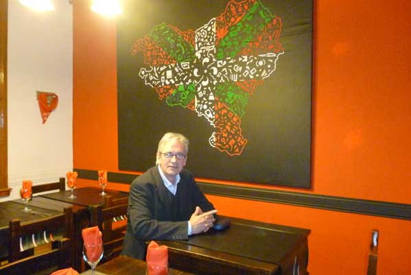 Patxi Bisquert en el restaurante Lazkao de La Plata poco antes de iniciar la entrevista con la corresponsalía de este boletín (foto EuskalKultura.com)