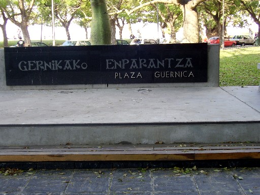 Aspecto de la Gernikako Enparantza de Rosario, en la que la próxima semana el 'Zazpi' conmemorará el 75 aniversario del bombardeo de Gernika y lo retransmitirá en vivo (foto Abraham)