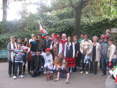 Grupo de vascos que ascendió al Cerro San Cristóbal de Santiago de Chile para celebrar Aberri Eguna (foto RZubelzu)