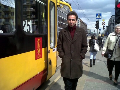 El escritor Harkaitz Cano paseando por las calles de Varsovia (foto Etxepare)