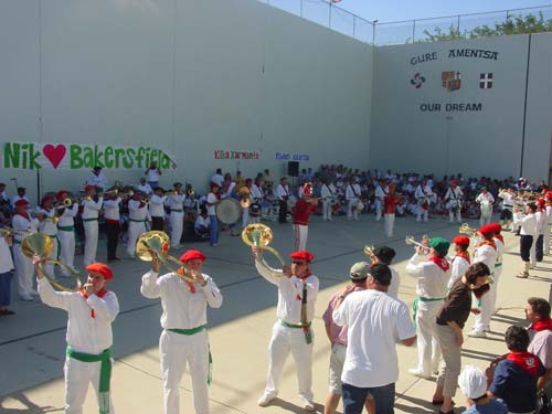 Fiesta vasca, con la klika tocando en el frontón de la euskal etxea de Bakersfield (foto EuskalKultura.com)