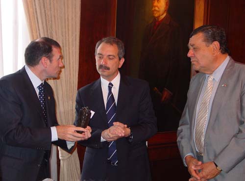 Jorge Heguy (a la derecha) junto a Ibarretxe y el intendente platense durante una visita del Lehendakari a La Plata con motivo de la Semana Vasca