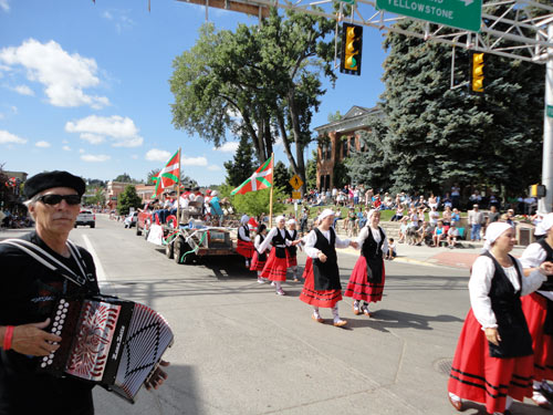 Iaz Wyoming-ko Buffalon ospatu zen NABO 2011 Jaialdiko kabalkada, herriko musikari eta dantzariekin (argazkia EuskalKultura.com)