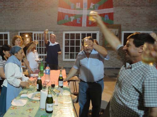 Brindis por el futuro de la entidad. En primer plano y realizándolo, Juan Itcea, junto a Raúl Taretto y otros integrantes de Eusko Aterpea de General Rodríguez (foto EuskalKultura.com)