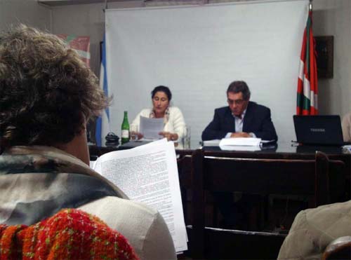 La secretaria de Euzko Etxea de La Plata, María Fernanda Astigarraga, leyendo el balance anual, junto al presidente, Javier Clúa (fotoEE)