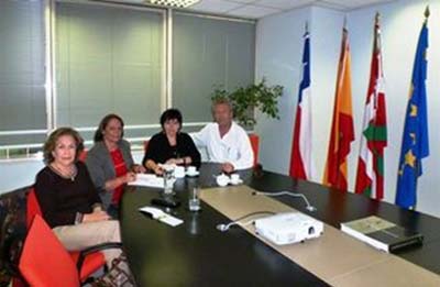 De izquierda a derecha, Rufina Mendicute, Rossana Arza, Ana Urchueguía y Daniel Zamudio, en la sede de la Delegación de Euskadi en Santiago de Chile (foto Irekia)