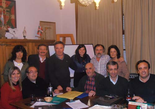 Algunos de los integrantes de la Comisión Directiva de Necochea el pasado mes de abril, en la despedida de la andereño alkizarra Uxue Etxebeste, que pasó varios meses impartiendo clases en la Ikastola de Necochea (foto XZ-EuskalKultura.com)