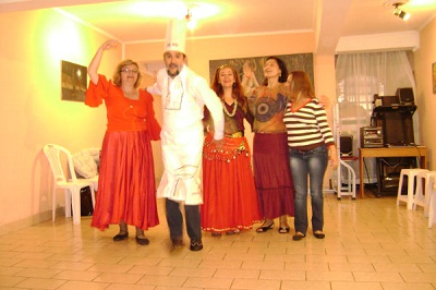 Gran ambiente en la inauguración de la nueva sede: el presidente -y chef ocasional- Oskar Goitia, bailando con las componentes del grupo de danza gitana (foto EuskoBrasildarEE)