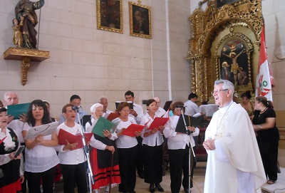 Un momento de la misa, oficiada por Monseñor Miguel Irizar (foto LimaEE)