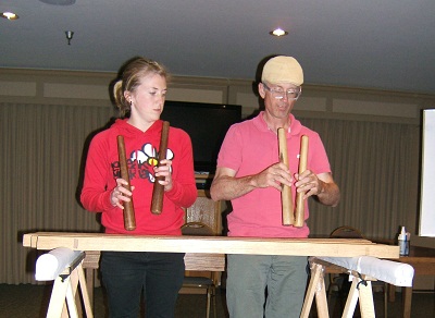 Dos nuevos txalapartaris del curso tocando la txalaparta, en la primera clase. Algunos alumnos disponen de amplia base musical (foto ILLuzuriaga)