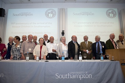 Supervivientes del grupo de niños de la guerra refugiados en el Reino Unido durante el homenaje de Southampton (foto Irekia)