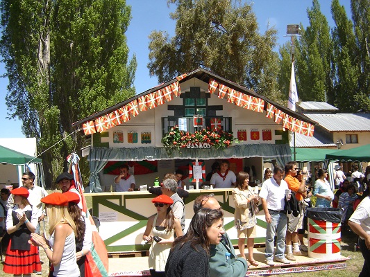 Stand del Mendi´ko Euzko Etxea en la Fiesta de Colectividades (fotoEE)