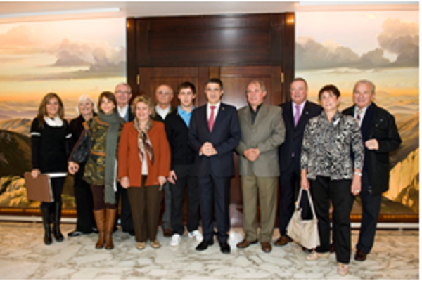 Emilia Zugasti, Gabriela Ugo, Eugenio Onnainty, Raúl Onnainty, Ana María Irastorza, Carlos Yanzon, Américo Ugo, Néstor Giraudo, Martha Olaviaga y Mariana Papa junto a Patxi López y Julián Celaya (foto EE)