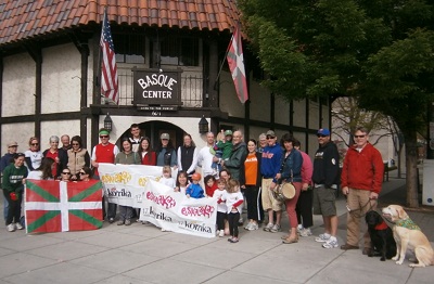 Ready to start the Korrika Fun Run 2012 in front of the Basque Center (photo IKortazar)