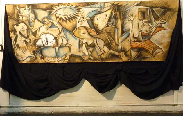 Imagen del mural de tres metros, reproducción de un fragmento del 'Guernica', realizado por Sandra Perfecto y expuesto en la Casa de Cultura de Lago Puelo (foto EE)