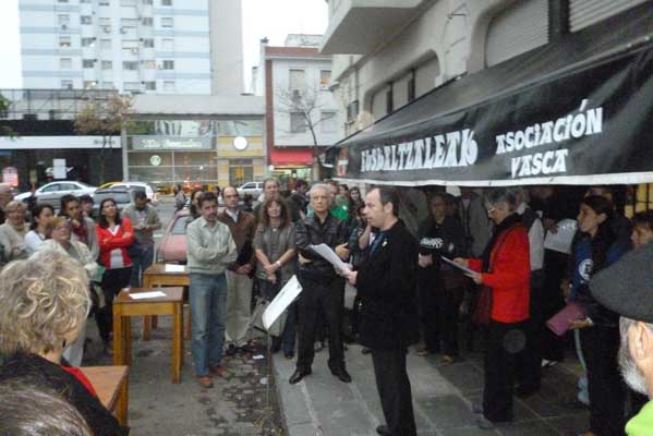 La sede de Euskaltzaleak, ubicada en la calle Bernardo de Irigoyen, fue inaugurada el pasado sábado 5 de mayo. En la foto, interviene el presidente de la institución, Carlos Bordagaray (foto EuskalKultura.com)