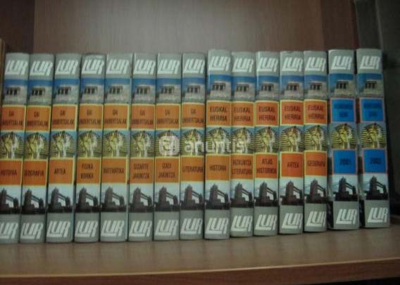 Aspecto de los 13 volúmenes originales de la Enciclopedia Lur con sus dos revisiones (foto Begoña Pérez de Aguado)