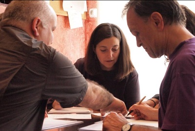 Alumnos aplicándose a las clases de euskera del Barnetegi del Centro Vasco Artea (foto MallorcaEE)