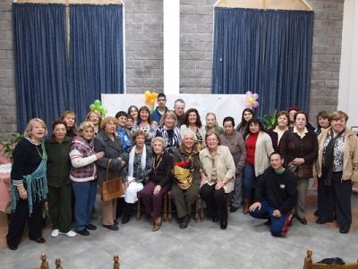El elenco de Fuego Otoñal junto a los miembros de Toki Eder (foto EE)