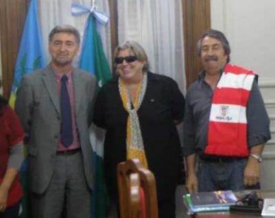 Konrado Mugertza, María Amelia Dadet y Aldo San Pedro, intendente de Bragado, este último con la bufanda del Athlétic Club de Bilbao (foto EE)