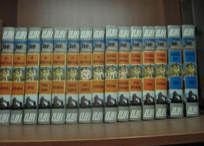 Lur Entziklopediako 13 liburukiak, gehi 2001ean egin ziren bi egunerapen liburukiak (argazkia Begoña Perez de Aguado)