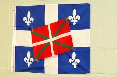 La bandera de Québec y la ikurriña, unidas en la fiesta de Aberri Eguna de Euskaldunak (foto QuebecEE)
