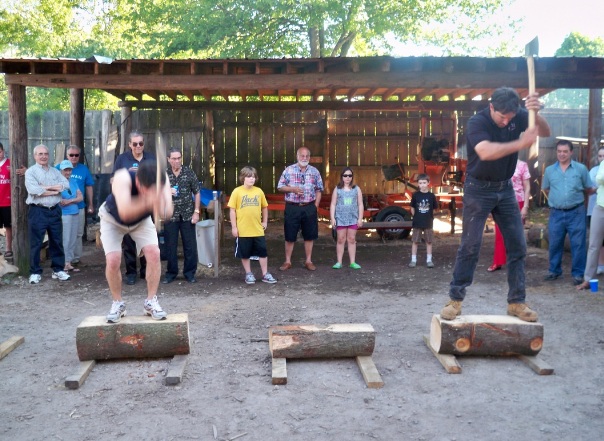 Aizkolaris en plena faena durante el Txitxiburduntzi 2012 de la Euskal Etxea de Rhode Island (foto RIEE)