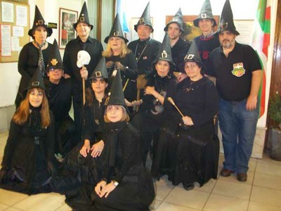 Brujos y brujas de Iparraldeko Euskal Etxea (foto EE)