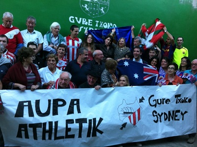 Miembros del Gure Txoko de Sydney animando al Athletic desde el frontón de este centro vasco australiano (foto SydneyEE)