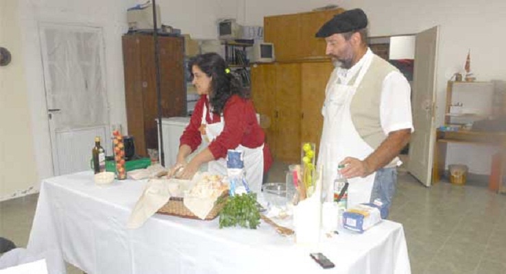 María Zatón y Diego Tellechea "con las manos en la masa", en una clase de cocina vasca (foto Diario Actualidad)